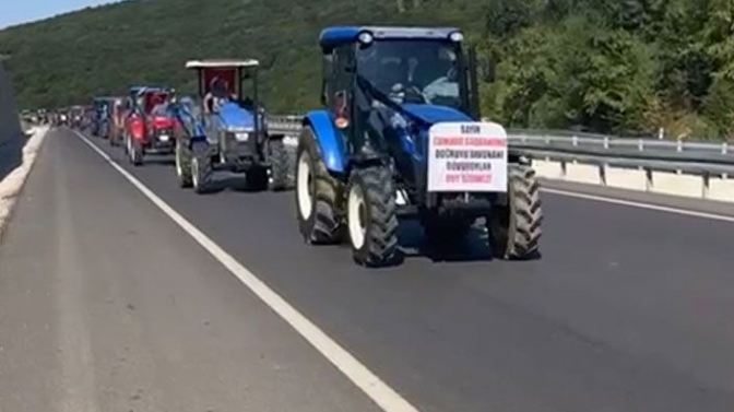 Kandıralılar bu kez traktörlerle çöp tesisine hayır dedi!