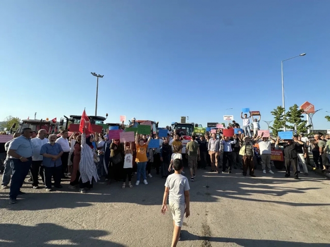 Kandıralılar bu kez traktörlerle çöp tesisine hayır dedi!