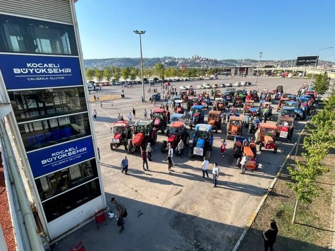 Kandıralılar bu kez traktörlerle çöp tesisine hayır dedi!