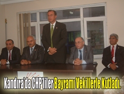 Kandırada CHPliler bayramı vekillerle kutladı.