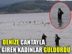 Denize çantayla giren kadınlar güldürdü