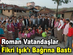 Roman vatandaşlar Fikri Işıkı bağrına bastı