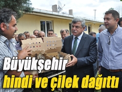 Büyükşehir hindi ve çilek dağıttı