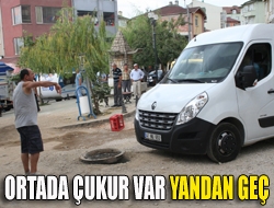 Ortada çukur var yandan geç