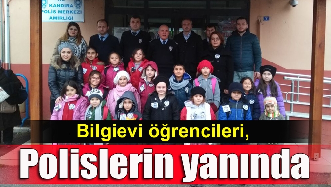 Bilgievi öğrencileri, polislerin yanında