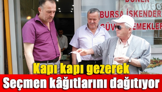 Kapı kapı gezerek seçmen kâğıtlarını dağıtıyor