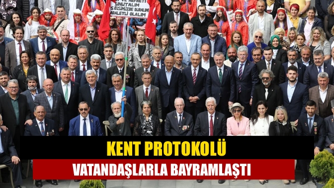 Kent protokolü vatandaşlarla bayramlaştı