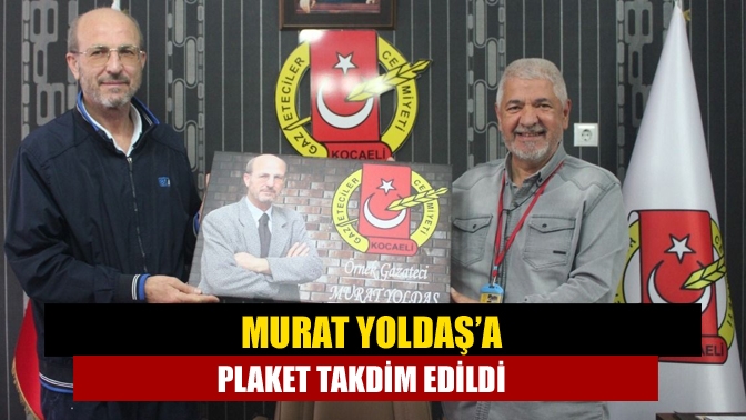 Murat Yoldaş’a plaket takdim edildi