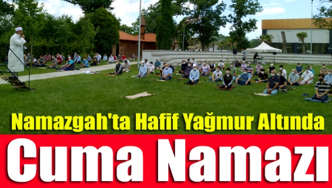 Namazgah'ta hafif yağmur altında cuma namazı