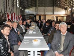 Belediye garajında Ak Parti temsilcilerine yemek