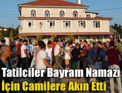 Tatilciler Bayram Namazı İçin Camilere Akın Etti