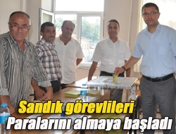 Sandık görevlileri paralarını almaya başladı