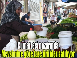 Cumartesi pazarında mevsimine göre taze ürünler satılıyor