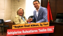 “Başkan Ünal Köken, İş Yeri Sahiplerine Ruhsatlarını Teslim Etti.”