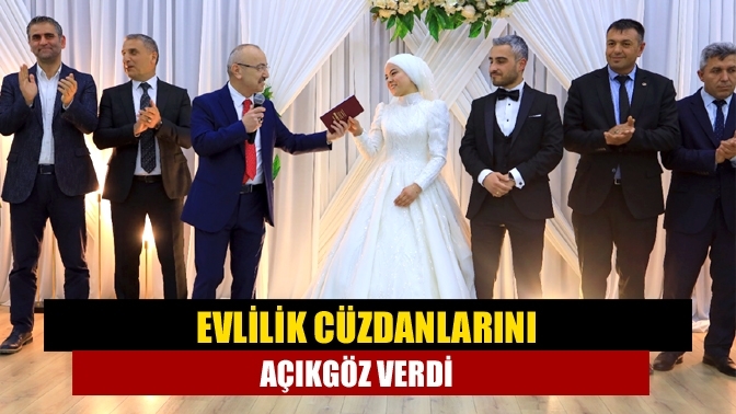 Evlilik cüzdanlarını Açıkgöz verdi