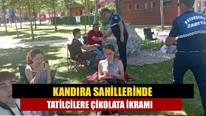 Kandıra sahillerinde tatilcilere çikolata ikramı