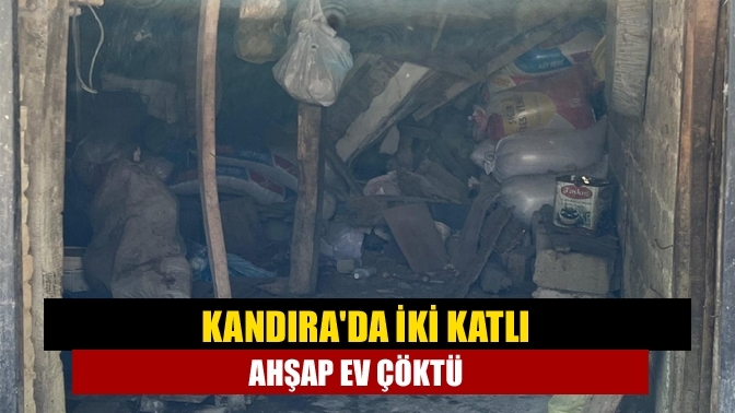 Kandıra'da İki Katlı Ahşap Ev Çöktü