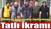 Kandıralı gençlerden Jandarmaya tatlı ikramı