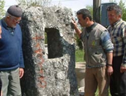 kandıra da delikli taş hastaların umudu oldu Kandıra Şeref Sungur Köyünün Tekkeli Mahallesin de bulunan delikli taş