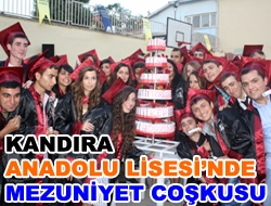 Kandıra Anadolu Lisesi 2009–2010 eğitim öğretim yılı mezunlarını okul bahçesinde