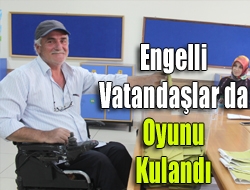 Kandırada seçmenler oy kullanmak için sandık başına giderken, yaşlılar ve