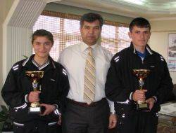 Kros takımı öğrencilerinden Kaymakama ziyaret Kandıra METEM okulu kros takımı kız ve erkek öğrencileri Benden