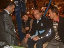 Kandıra Belediyesi Avukatı Bülent Kızıltuğ ve zabıta görevlileri pazarcıların biriken