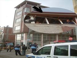 Kandıra merkezinde eczacı Sevim Deren’in oturduğu evin çatısı önceki gün