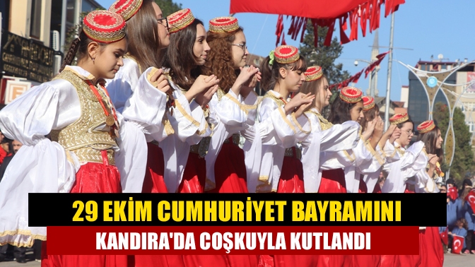 Kandıra Kent Meydanında 29 Ekim Cumhuriyet Bayramı büyük bir coşku