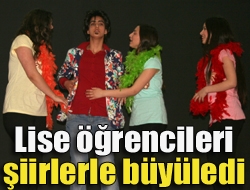 Kandıra Anadolu Lisesi öğrencileri, düzenledikleri programda okudukları şiir ve müzik