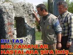 Bu taş bir zamanlar hastalara şifa imiş… Şeref Sungur Köyünün Tekkeli Mahallesin de bulunan delikli taş bir