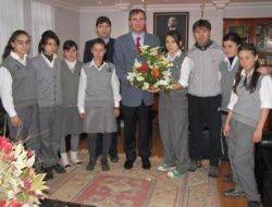 Metem Kız Futbol Takımından Başkan Öğren’e Ziyaret Kandıra ATL Metem kız futbol takımı Beden Öğretmenleri Öner Sarıkaya