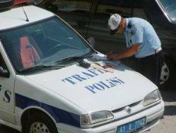 Ehliyetsiz yakalınca rüşvet teklif etti Kandıra'da ehliyetsiz yakalanan sürücü Mehmet Ali Y. trafik polislerine rüşvet