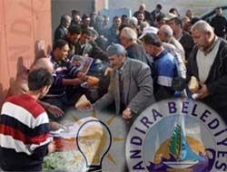 Kandıra Belediye garajında açılan yemekhanede para ile belediye personeline yemek