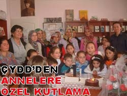 ÇYDD’den Annelere özel kutlama Çağdaş Yaşamı Destekleme Derneği Başkanı Sevim Deren, ÇYDD kütüphanesinde annelere