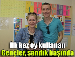 Kandırada ilk kez oy kullanmanın heyecanını yaşayan gençler erken saatlerde