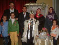 KANDIRADA BİR İLKE İMZA ATTI Kandıra Belediyesi;nde görevli Ömer Becerikli, oğlu Hamza;nın sünnet cemiyetinin iftar