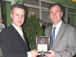 Başkan Öğren’den Vefa Örneği Kandıra Belediye Başkanı Mustafa Öğren, seçim öncesi son meclis toplantısında