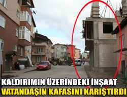 Kaldırım üzerindeki inşaat, Kandıra gündemini meşgul ediyor. Yetkililer inşaatın imara