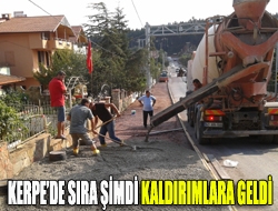Kerpe yol genişletme çalışmalarının tamamlanmasının ardından kaldırımlar betonlarla kaplanıyor. Kerpe