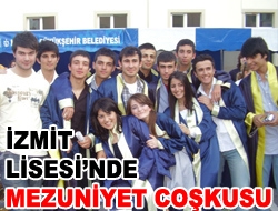 İzmit Lisesi 2009 – 2010 öğretim yılı mezuniyet töreninde öğrenciler