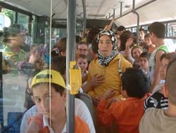 Deren, 500 Öğrenciyi eğlendirdi Kandıra ÇYDD Başkanı Sevim Deren tarafından İzmit Fuardaki Lunaparka götürülen