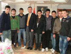 Askere gidecek gençler Başkan Öğren’i ziyaret etti Ziyaretin onunda gençler Kandıra Belediye Başkanı Mustafa Öğren’le hatıra fotoğrafı