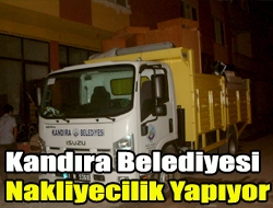 Kandıra Belediyesine ait bir kamyon gece yarısı çarşı merkezinde nakliyecilik
