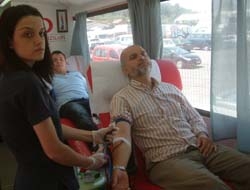 Halkı kan bağışı konusunda bilinçlendirmek amacıyla Kızılay İzmit Şubesi ve