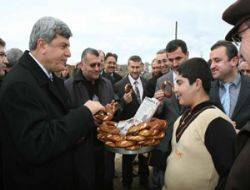 Karaosmanoğlu Kandıra Esnafını Gezdi Kocaeli Büyükşehir Belediye Başkanı İbrahim Karaosmanoğlu, Kandıra merkezde yer alan