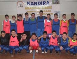 Kandıra Anadolu Lisesi’nin düzenlediği sınıflar arası futsal turnuvasında heyecan yoğun