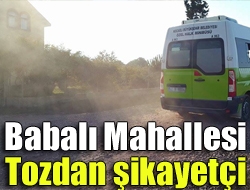Kandıra Babalı Mahallesi sakinleri, bozuk yolların onarılması için asfaltın üzerine