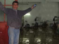 Sanayi esnaflarından Saffet Usta dükkanını sular altında görünce isyan etti.