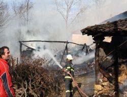 Kandıra'nın İncecik Köyü'nde Ertan Bircan'a ait samanlıkta başlayan yangın, rüzgârın